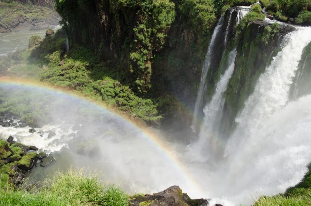 A rainbow across the cascades of Iguazú Falls