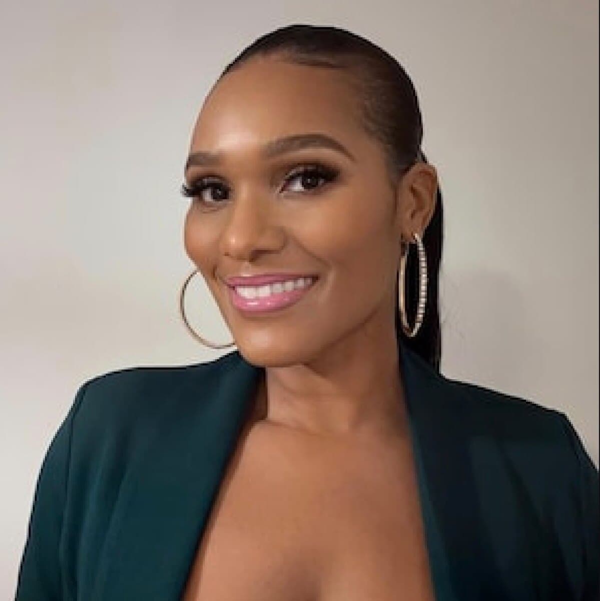 Ebony Starr, founder of TRAVELLOIRE and Certified Travel Advisor